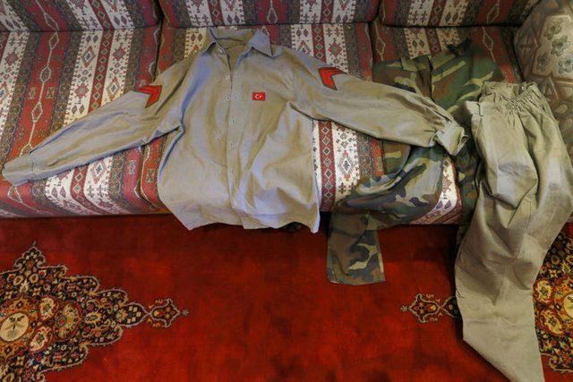 <p>Durumun bildirilmesi üzerine okula gelen İzmir Emniyet Müdürlüğü Mali Suçlarla Mücadele Şubesi ekipleri yaptıkları detaylı icelemede, dolabın tabanında mekanizmayı çalıştıran ipi belirleyerek çektiklerinde dolabın sırt bölümünde, gizli bir odaya geçişi sağlayan kapı açıldığını fark etti.</p>
<p> </p>