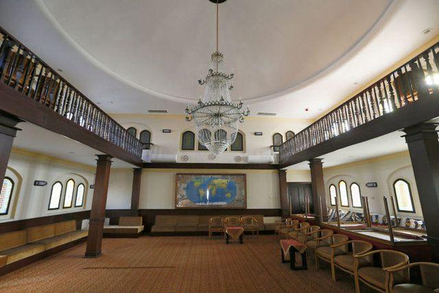 <p>Ekipler, lojman olarak kullanıldığı ileri sürülen katta, üst düzey misafirlerin ziyaretlerinde kullandığı, lüks otelleri andıran konfor ve şıklıkta döşenmiş, uzaktan kumandalı aydınlatma sistemleri ve ayrı banyolara sahip odalara da rastladı.</p>
<p> </p>