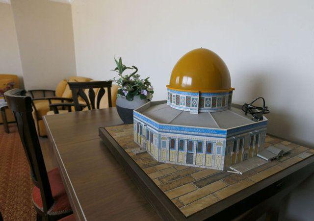 <p>Ekipler, okulda otantik eşyalarla döşenmiş ve "şark köşesi" adı verilen odada da inceleme gerçekleştirdi. </p>
<p> </p>