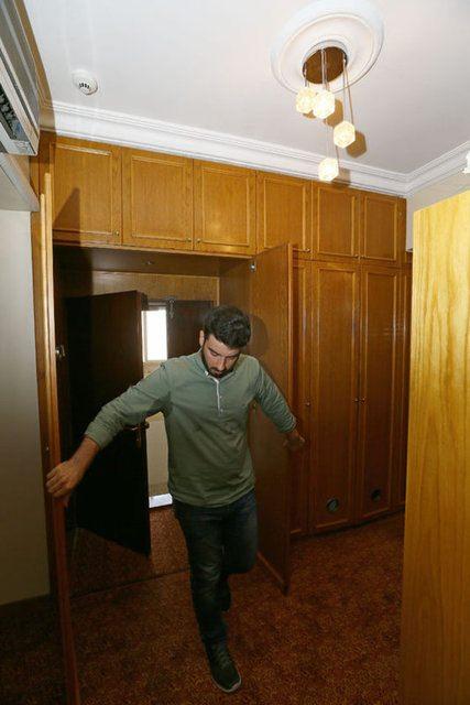<p> Odada ayrıca 2 kırbaca rastlandı. Odanın tavanında ise iç içe geçmiş 2 kareden oluşan ve Sultan Süleyman'ın mührü olarak adlandırılan desen olduğu gözlendi.</p>