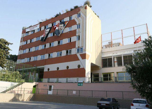<p>Mobilyaları, sergi alanları ve tefrişatı ile dikkati çeken odada, Gülen’in giydiği ve "kutsal" değer yüklenerek camekanlı alana konulmuş iki hırka dikkati çekti.</p>