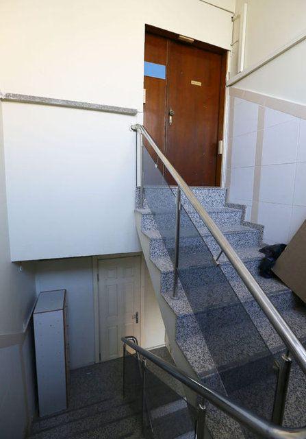 <p>Camekanlı sergi bölümünde çeşitli taşlardan yapılan tesbihler, içinde çeşitli yerlerden getirilmiş toprakların da bulunduğu çok sayıda gümüş kutular, kılıçlar, bazı eski milli futbolcuların formalarının da yer aldığı gözlenmişti.</p>

<p> </p>
