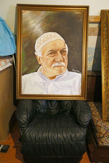 <p>Yamanlar Kolejinde yetişen "seçilmiş öğrencilerin" özellikle askeri liselere yerleştirildiği, örgütle bağlarını gizli tutan bu öğrencilerin harp okullarından mezun olanlarının ardından kolejdeki özel odada Gülen'e "bağlılık yemini" ettiği ve "himmet sözü" verdiği öne sürülmüştü.</p>
<p> </p>