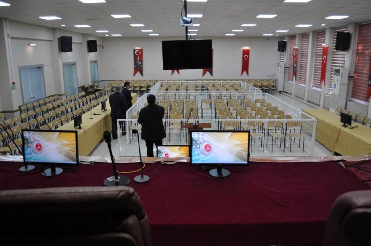 <p>Kırklareli Cumhuriyet Başsavcısı İlyas Yavuz, yaptığı açıklamada, 81 şüphelinin yargılanacağı salonun hazır hale getirildiğini belirtti.</p>

<p> </p>
