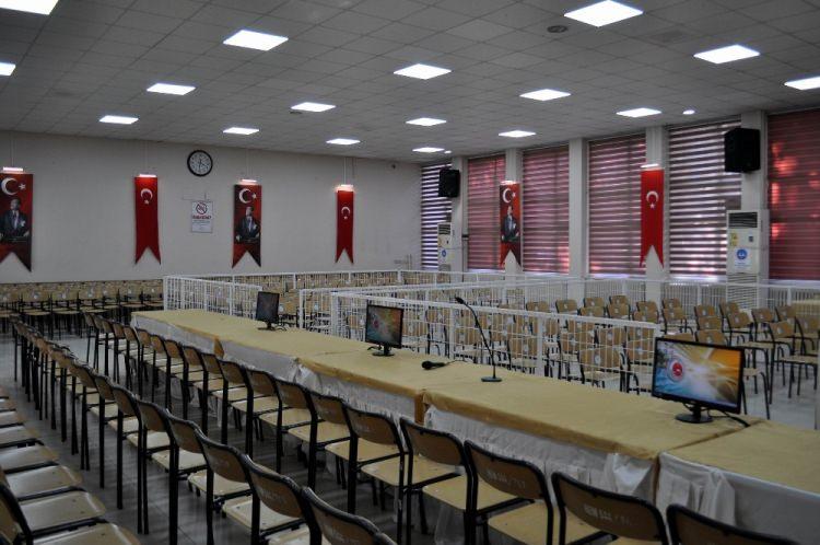 <p>Darbe girişimine katıldıkları iddiasıyla Lüleburgaz 65. Mekanize Piyade Tugay Komutanlığı personeline yönelik yürütülen soruşturma kapsamında 81 sanık hakkındaki hazırlanan iddianamenin 1. Ağır Ceza Mahkemesince kabul edilmesinin ardından yargılamaların 20 Şubat Pazartesi günü başlayacağını belirten Yavuz, duruşmanın 24 Şubat Cuma günü sona ereceğini aktardı.</p>

<p> </p>

