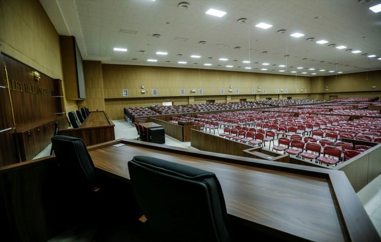 <p>Hazırlıkların tamamlandığını belirten Başsavcı Yavuz, "Sanıklar TBMM’yi ve Türkiye Cumhuriyeti Hükümetini ortadan kaldırmaya, görevlerini yapmasını kısmen veya tamamen engellemeye teşebbüs, Türkiye Cumhuriyeti Anayasasının öngördüğü düzeni ortadan kaldırmaya, bu düzen yerine başka bir düzen getirmeye veya bu düzenin fiilen uygulanmasını önlemeye teşebbüs" suçlarından 4 kez ağırlaştırılmış müebbet, "silahlı terör örgütüne üye olmak, suç işlemek amacıyla örgütü kurma" suçundan 5 yıldan 10 yıla kadar hapis istemiyle yargılanacak. Yargılarımız için halk eğitim merkezi salonunu bakanlık ve kendi imkanlarımızla dizayn ettik. Tüm hazırlıklarımız tamamladı. Tutuklu sanıkların tümü, mahkeme huzurunda ifade verecekler" diye konuştu.</p>
<p> </p>