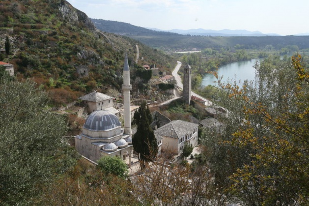 <p>Osmanlı dönemine ait pek çok eseri bünyesinde barındıran Makedonya ise kültür turizmi için ideal bir destinasyon.</p>
<p>Ülkenin başkenti Üsküp'ü ziyaret edenler, Fatih Sultan Mehmet tarafından yaptırılan Taş Köprü'yü gezebilir, 6. yüzyılda inşa edildiği tahmin edilen Üsküp Kalesi'ni, tarihi Mustafa Paşa Camisi'ni, Kurşunlu Han, Çifte Hamam ve Murat Paşa Camisi gibi Osmanlı yapılarını görebilir.</p>