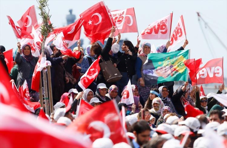 <p>Gündoğdu Meydanı'nda düzenlenen "İzmir Buluşması"na vatandaşlar ilgi gösterdi.</p>