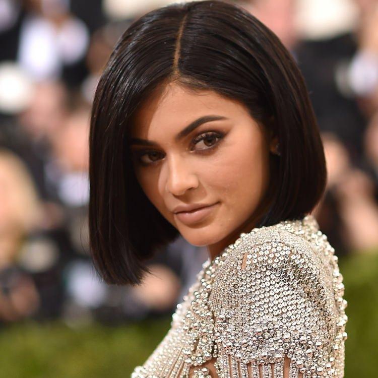 <p>Kardashian ailesinden Kylie Jenner makyajı ve güzelliğiyle herkesin dikkatini çekiyor. </p>
