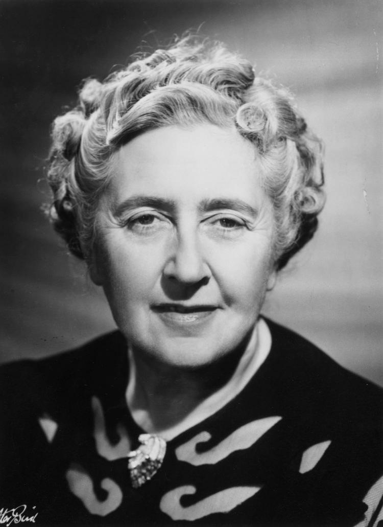 <p><strong>Agatha Christie (</strong><strong>1890-1976)</strong></p>
<p>İngiliz yazar, polisiye edebiyatın en önemli isimlerinden biri ve dedektif Hercule Poirot karakterini oluşturdu. Mary Westmacott takma adıyla aşk romanları da yazmıştır.</p>
<p> </p>