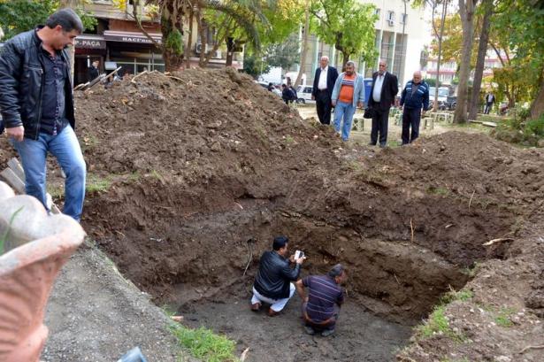 <p>Ekipler çalışma yaparken, bazı meraklı vatandaşlar ise cep telefonları ile kemik parçalarının görüntüsünü çekti.</p>