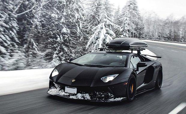 Karbon fiber parçaların ağırlıkta kullanıldığı Lamborghini Aventador, snowplow adı verilen ön dudakları sayesinde temiz bir koruma oluşturmakta.