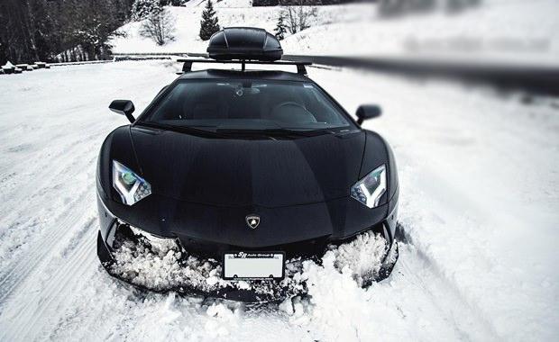 Kış sporuyla ilgilenenler için harici bagaj seçeneğide eklenen bu Aventador, ne kadar tercih edilir bilinmez ama sıradışı ve ilgi çekici bir fikir olduğu kesin.