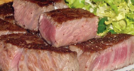 Wagyu Bifteği - Wagyu, Japonların genetik ön hazırlığa tabi tutarak yetiştirdikleri ve son derece yağlı sığırlara deniyor. Japonya’da yetiştirildikleri bölgelere göre aldıkları isim değişiyor. Yetiştirilmeleri döneminde gösterilen titizlik sayesinde Japonlar biftek piyasasında bir numara durumundalar. Wagyu sığırları günlerini masaj yaptırarak ve bira içerek geçiriyorlar. Bu sayede olabildiğince yağlı ve sulu bifteklere sahip hayvanlara dönüşüyorlar. Tabi ki en pahalı bifteklere de.