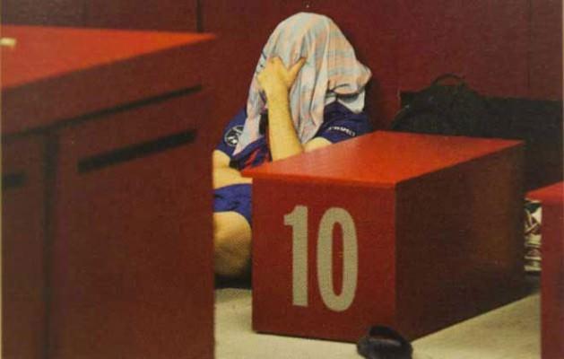 Formasını yüzüne geçirmiş, adeta çöküp kalmış kişi ise sizce neyin nesi? Cevap, dünyanın 1 numarası Lionel Messi.