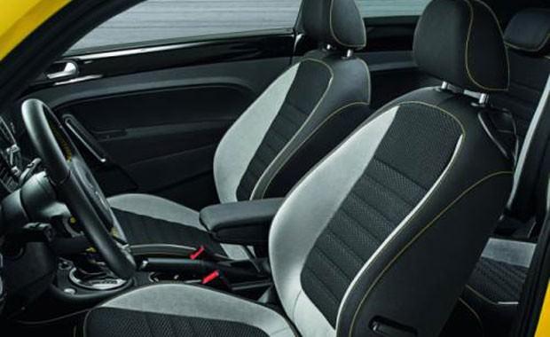 Beetle'ın kokpit kısmına geçtiğimizde sarı dikişlerle süslenmiş koltuk ve direksiyon simidi kenarları araca oldukça sportif bir hava katmış.