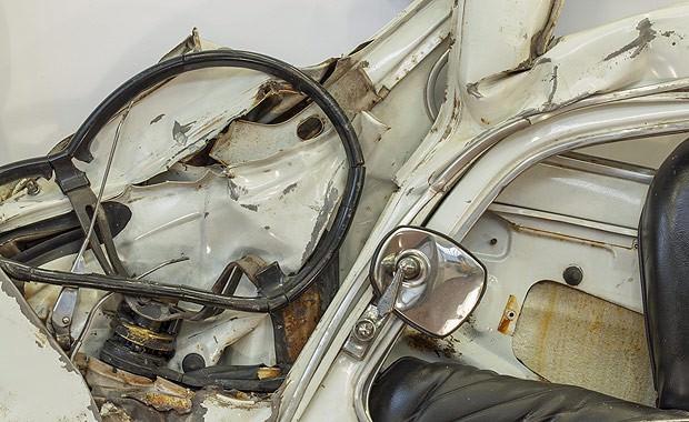 <p>Fiat 500 modelinin kullanıldığı sergide, araçlar preslenerek tamamen ezildi.</p>