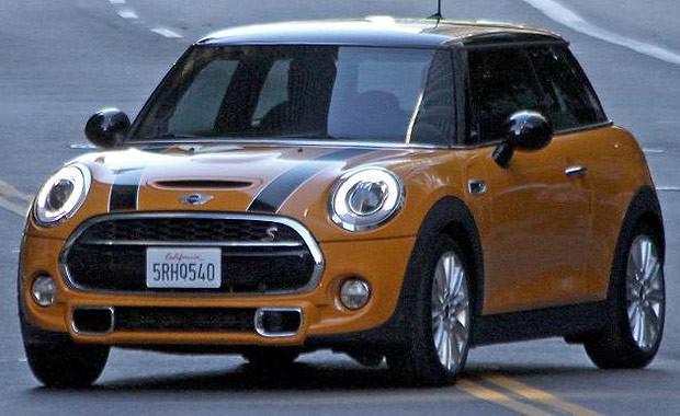 Merakla beklenen yeni Mini Cooper S, reklam çekimlerine götürüldüğü sırada kamuflajsız görüntülendi.