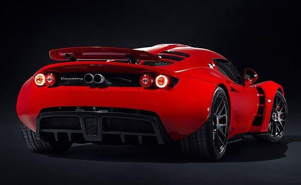 Karbon fiber parçaları sayesinde olduça hafif bir gövde yapısına sahip olan Hennessey Venom GT, 6.2 litrelik twin turbo V8 motoru ile 1200 beygir güç üretiyor. Venom GT, 100 kilometre hıza 2.5 saniye gibi inanılmaz bir zamanda ulaşıyor.