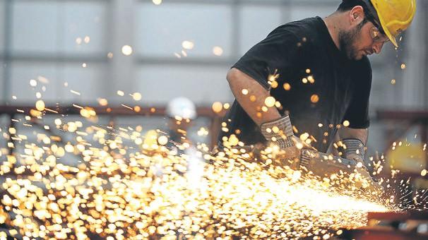 3- Sanayi Üretim Endeksi’ndeki büyüme ile Milli Gelir hesabındaKi imalat sanayi katma değerindeki büyüme oranları farklıSanayide üretim artışı 2 göstergeden izlenir.* TÜİK’in yayınladığı Sanayi Üretim Endeksi, belli bir dönemde ülkede ne kadar mal üretildiğini gösterir. Kaba anlatımıyla bu gösterge sayısal göstergedir.* Üretimde sayısal gösterge önemlidir ama daha da önemlisi “Katma Değer”dir. Katma Değer, üretilen malın çıktı fiyatı ile girdi fiyatı arasındaki farktır. Üretim aşamasında o mala ne kadar değer (katma değer) eklendiğidir.