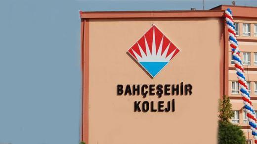 <p><strong>BAHÇEŞEHİR'E ABD'Lİ ORTAK</strong><br /><br />ABD merkezli Carlyle Grubu Bahçeşehir Kolejleri'nin yüzde 48'ini aldı.</p>