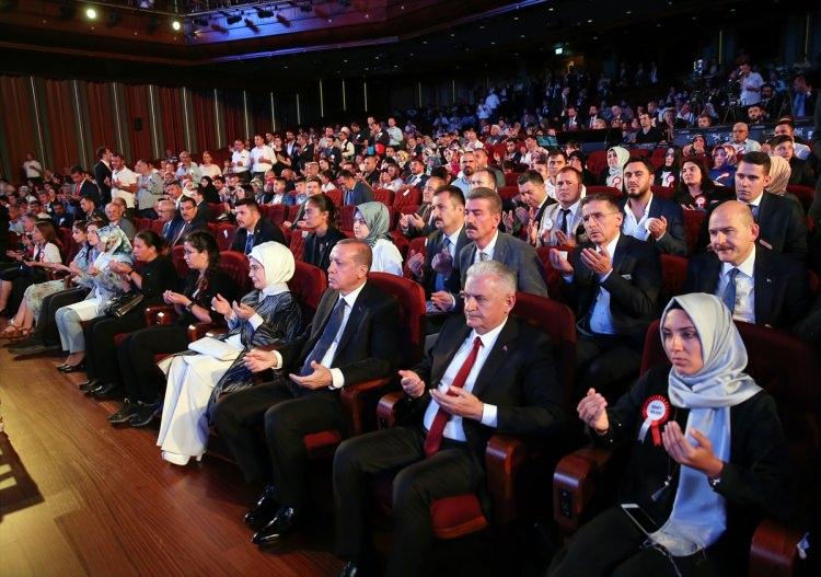 <p>Cumhurbaşkanı Recep Tayyip Erdoğan ve Başbakan Binali Yıldırım, Beştepe Millet Kongre ve Kültür Merkezi'nde düzenlenen 15 Temmuz Şehitleri Anma Programı'na katıldı.</p>