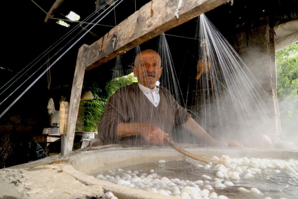 <p>İnsana iki aşk lazım, başta iş aşkı ondan sonra eş aşkı ancak eş aşkı hayatını kurtardıktan sonra olması lazım. Eşim de bilir zaten bana der 'gerçekten sen işi ve böcükleri benden daha fazla seversin' ben de diyorum ki 'senin sevgin ayrı bunların sevgisi ayrı." şeklinde konuştu.</p>