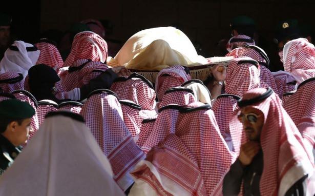 <div>Sabaha doğru vefat eden Suudi Arabistan Kralı Abdullah bin Abdulaziz'in cenaze töreni Riyad'da düzenlendi.</div>

<div> </div>
