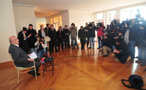<p>''Oturduğunuz bu köşkten ayrılırken ne hissediyorsunuz?'' sorusuna, ''Bu bir facia. Halis Toprak bu kadar fabrika, sosyal tesis yaptı'' yanıtını veren Toprak, bir başka soru üzerine de, ''Şimdilik yerim yok.</p>
<p> </p>