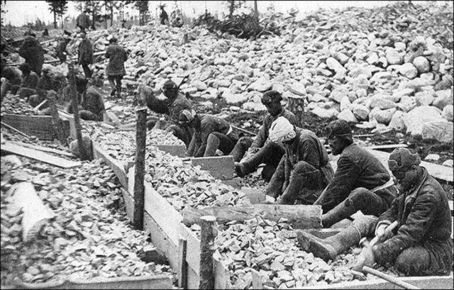 <p>Elbette GULAG kamplarında çeşitli siyasi suçlamalar uydurularak bütün haklarından mahrum bırakılarak, acımasızca cezalandırılan ve zorla çalıştırılan milyonlarca insanın sömürülmesiyle...</p>