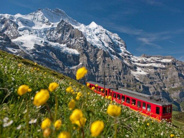 <p>2008 Yılında UNESCO Dünya Mirasları listesine eklenen Rhaetian Tren Yolu, Albula ve Bernina bölgelerinden geçerek İsviçre Alpleri'ni aşan 2 tren yolunu birleştiriyor.</p>
