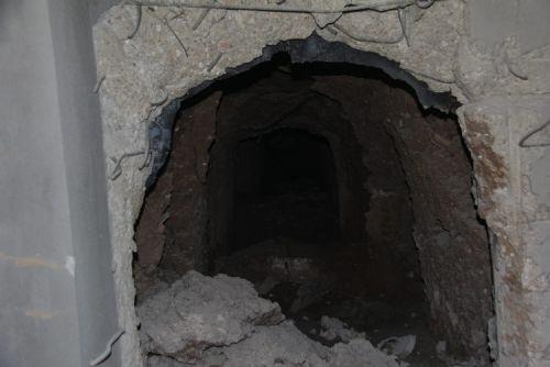 <p>5 kobra telsiz, 1 yaesu telsiz, 1 Samsung cep telefonu, 1 ampermetre, 16 elektrikli fünye bulundu. </p>

<p> </p>
