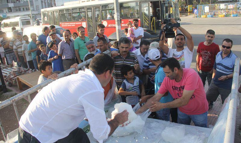 <div>Kar satıcısı Dursun Yaşar ise, her yıl bu zamanlar Adanalılara serinletmek için kar getirdiklerini, vatandaşların da yoğun ilgi gösterdiğini söyledi.</div>
