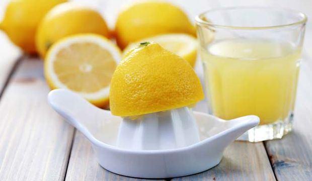 <p>Bulaşık makinenizdeki lekelerden limon suyuyla kurtulabilirsiniz. Bunun için yapmanız gereken deterjan koyduğunuz hazneye limon suyu koyarak çalıştırmak.</p>