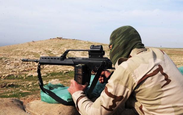 <p>B&ouml;lgedeki AA muhabirinin aldığı bilgiye g&ouml;re Musul'un 26 kilometre kuzeydoğusundaki Başika dağlarına konuşlanan Peşmergelerin elinde milan anti-tanklar, biksiler, do&ccedil;kalar ve yeni kalaşnikoflar olduğu g&ouml;r&uuml;ld&uuml;.</p>
