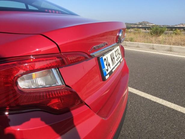 <p>Çok daha şık ve çağdaş görünüme sahip araçta 3 farklı donanım seçeneği bulunuyor ve fiyat listesinde herhangi bir opsiyon seçeneği bulunmuyor. Yani yeni Fiat Egea’yı ‘Easy’, ‘Urban’ ve ‘Lounge’ adı verilen paketlerinden biriyle satın aldığınızda ek ücret ödeyerek herhangi bir donanım eklemenize gerek kalmıyor.</p>