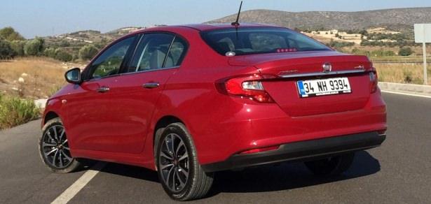 <p>Bir üst donanım paketi olan Urban’da ise ek olarak krom ön ızgara, 16 inçlik alaşımlı jantlar, sis farları, deri direksiyon simidi ve vites topuzu, otomatik klima, hız sabitleme sistemi, park sensörü, Uconnect 5 inçlik dokunmatik ekran, 3.5 inçlik TFT yol bilgisayarı ekranıyla yan ve perde hava yastıkları standart olarak yer alıyor.</p>