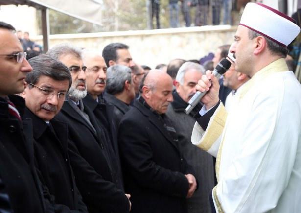 <p>Başbakan Ahmet Davutoğlu, B&uuml;y&uuml;k Birlik Partisinin (BBP) kurucu Genel Başkanı merhum Muhsin Yazıcıoğlu'nun 92 yaşında vefat eden annesi Fidan Yazıcıoğlu'nun cenaze t&ouml;renine katıldı.</p>

