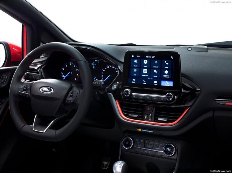 <p>Yenilenen motorların güç ve tork değerlerinde artış, emisyon değerlerinde ise düşüş olduğunu görüyoruz. 1.0 litrelik üç silindirli EcoBoost motorlar 100, 125 ve 140 beygir güç varyasyonlarına sahip olarak karşımıza çıkıyor.</p>