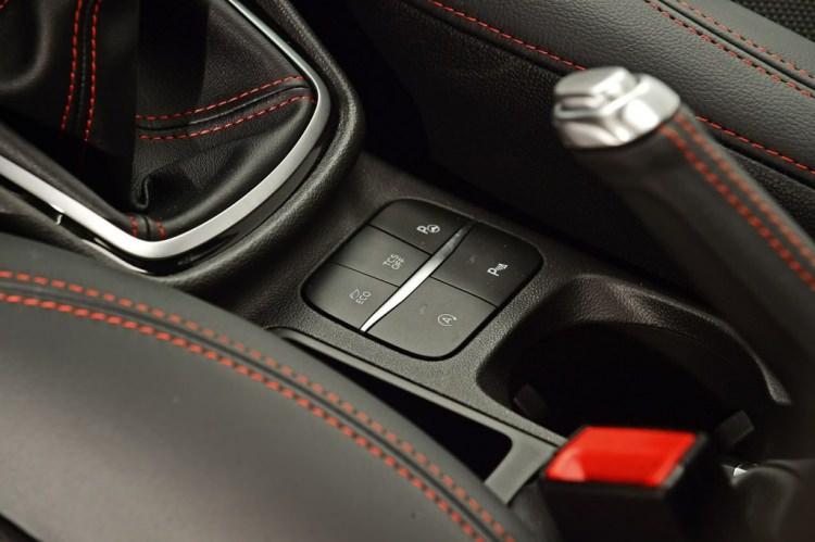 <p>Yeni Fiesta'nın içerisine girdiğimizde gözümüze ilk çarpan Ford'un büyüklüğünü 8 inç olarak belirlediği multimedya ekran oluyor. Çoğu Mercedes modellerinde görmeye alışık olduğumuz, kokpitin dışında konumlandırılan bu ekranda, Ford'un en güncel yazılım geliştirmelerinin yer aldığı SYNC3 sistemi yer alıyor.</p>