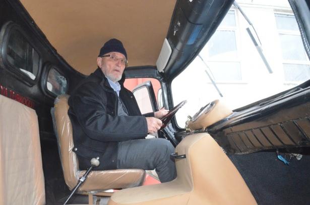 <p>&Ccedil;ocuklarının hediyesi karşısında hem şaşıran hem de duygulanan T&uuml;rkoğlu, kamyonu &ccedil;alıştığı fabrikanın bah&ccedil;esinde sergiliyor.</p>
