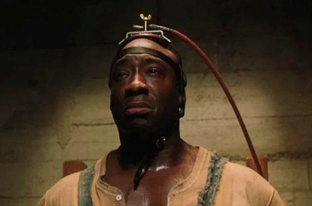 <p>Yeşil Yol(The Green Mile)'da John Coffey, elektrikli sandalye ile idam edildi. Fakat...</p>

<p>Louisiana eyaleti, hikayenin geçtiği yıldan beş yıl sonra elektrikli sandalyeyi kullanmaya başladı.</p>
