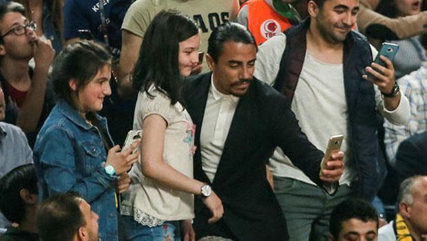 <p>Özellikle sosyal medyada 'tuz dökme' hareketiyle bir akım başlatan Nusret de Fenerbahçe'yi desteklemek için tribünde yerini aldı.</p>

<p> </p>
