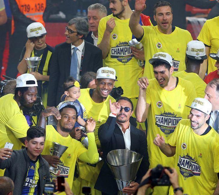 <p>Nusret, Fenerbahçe'nin şampiyon olduğu maçın ardından oyuncularla beraber meşhur tuz dökme hareketini yaptı.</p>
<p> </p>