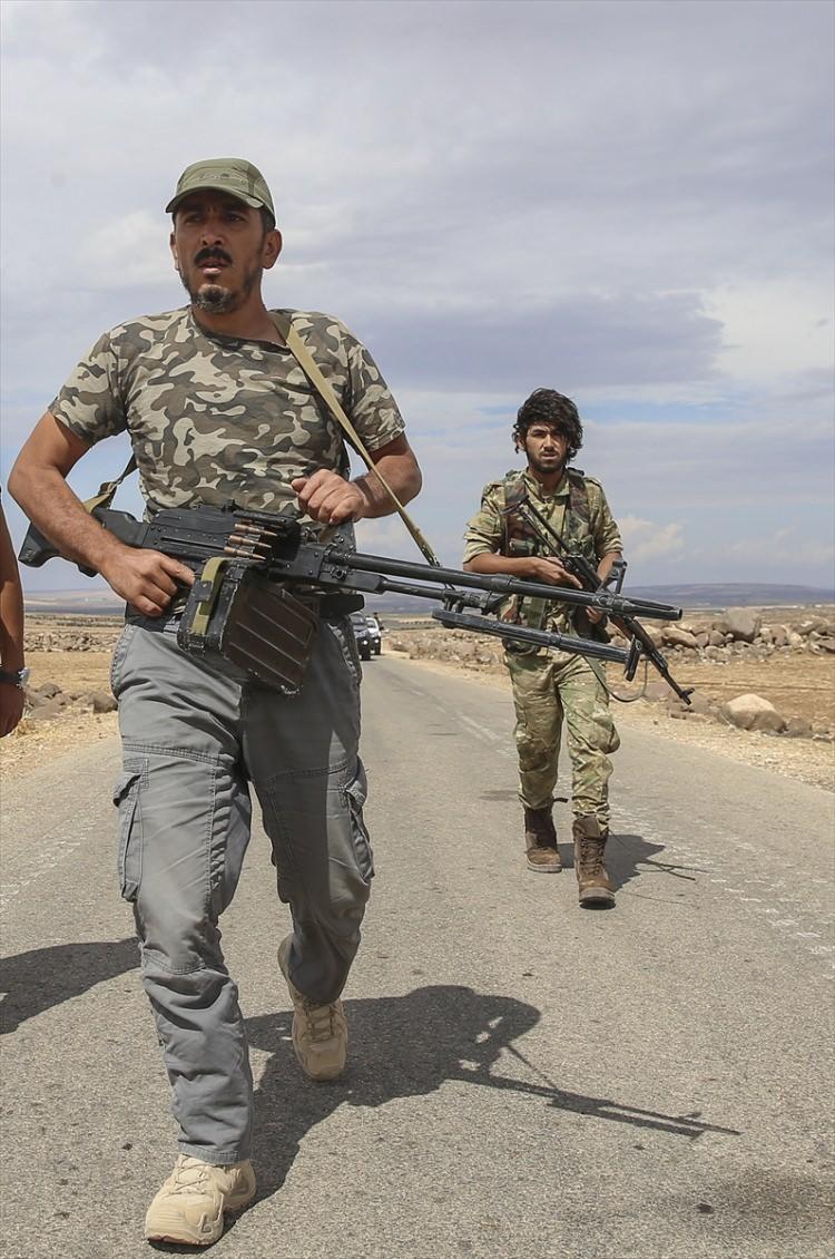 <p>ÖSO askerleri, Türk Silahlı Kuvvetleri Müşterek Özel Görev Kuvveti ve Koalisyon Hava Kuvvetlerince Suriye'nin kuzeyinde terör tehditlerine karşı başlatılan Fırat Kalkanı Harekatı kapsamında Cerablus civarındaki operasyonlarını sürdürüyor.</p>
