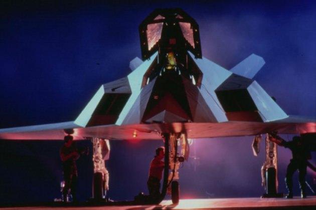 bu mesafede uçak çıplak gözle bile açıkça görülebilir durumdadır. F-117A, 1983’ten beri Amerikan ordusunda kullanılıyor.