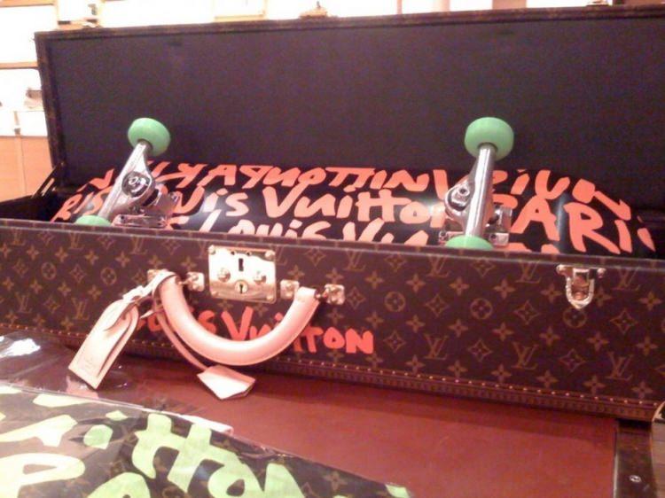 <p><strong>Kaykay</strong></p>

<p>Bu Louis Vuitton marka kaykayın fiyatı 8 bin dolar.</p>
