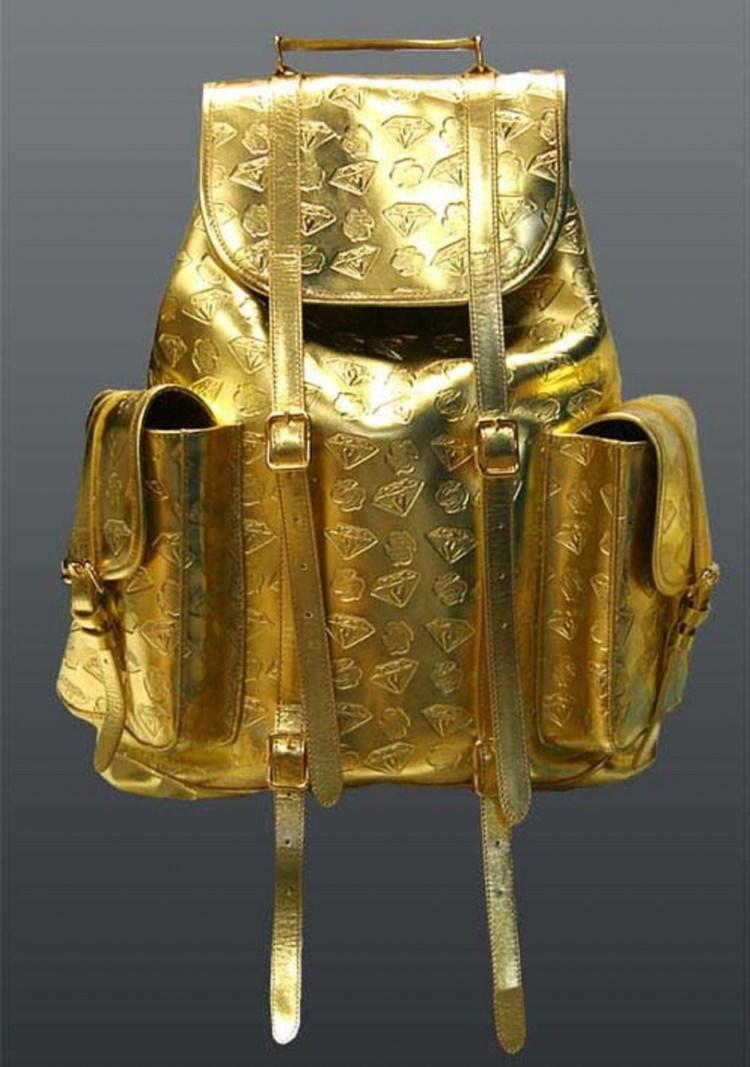 <p><strong>Sırt çantası</strong></p>

<p>Altın işlemeli çantanın değeri 1650 dolar.</p>
