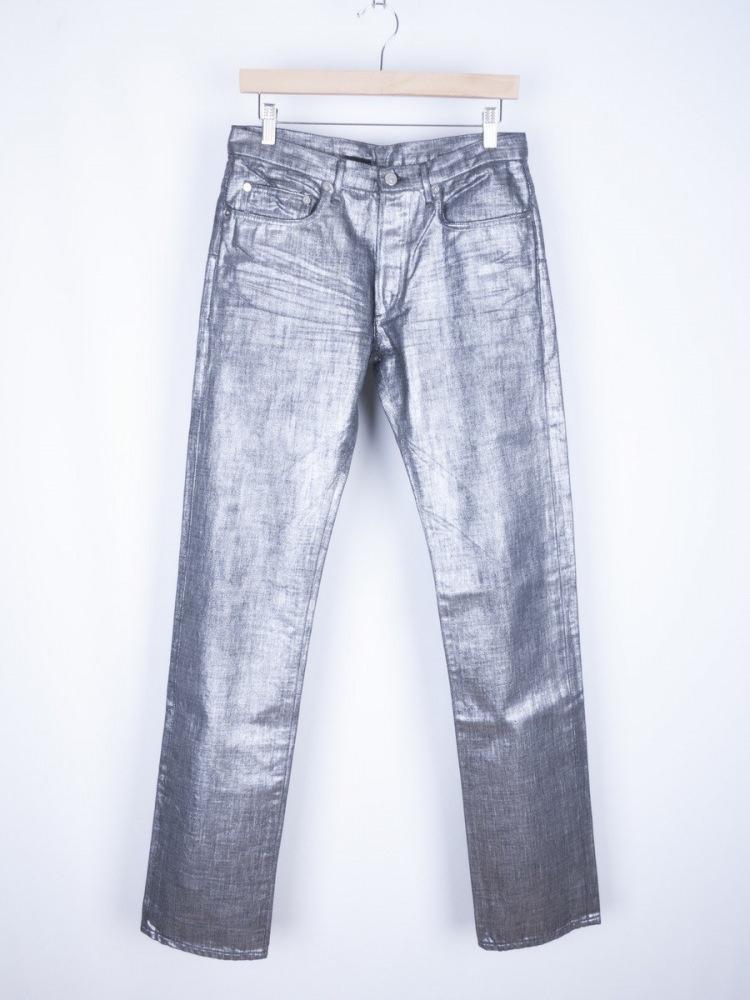 <p><strong>Kot pantalon</strong></p>

<p>Dior tasarımlı bu radyoaktif kot 600 dolar değerinde. </p>
