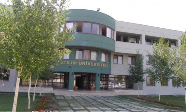 <p><strong>Atılım Üniversitesi:</strong><br />
Hukuk Fakültesi: 24 bin 670<br />
Hazırlık ve lisans programları: 23 bin 750 -24 bin 670</p>
<p> </p>